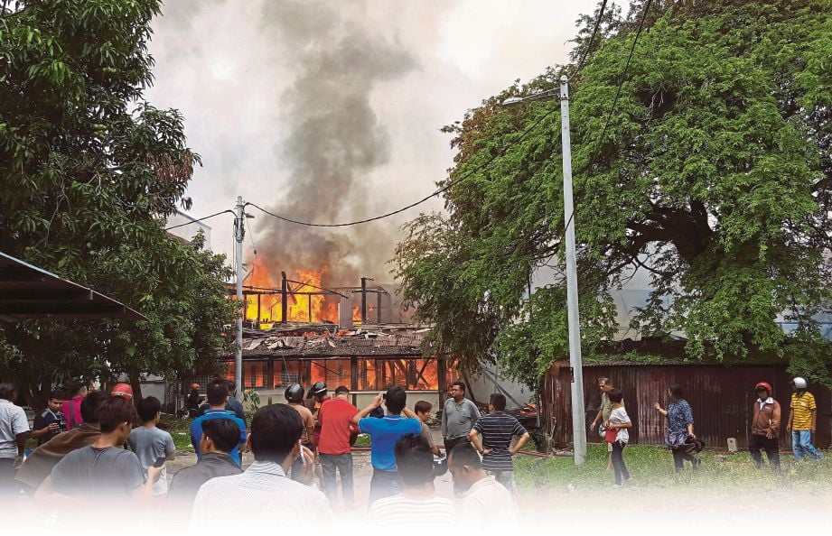 ORANG ramai melihat kebakaran di Jalan Parameswara, Banda Hilir, semalam.