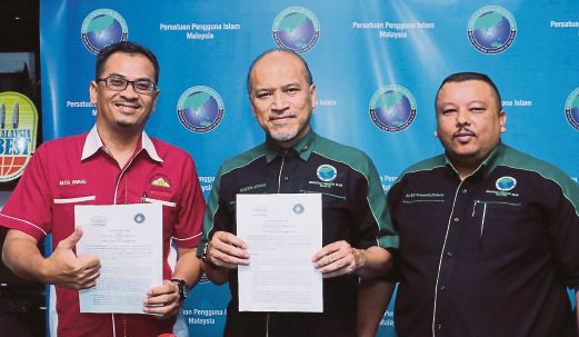 DARI kiri, Musa, Nadzim dan pegawai  Bahagian Komunikasi Korporat Persatuan Pengguna Islam Malaysia, Syed Kamarul pada sidang media.