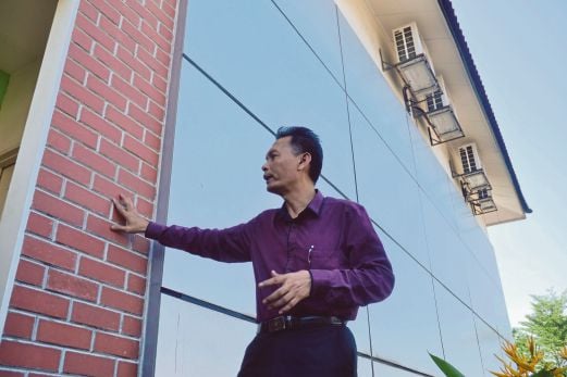 Pengurus Kanan Pusat IBS, Idrus Din menerangkan contoh perumahan di bawah Program Transformasi Industri Pembinaan (CITP), semalam. 