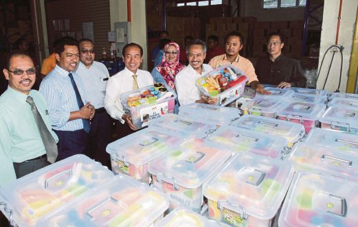 DR Ismail (empat dari kiri) menunjukkan kit  permulaan makanan untuk mangsa banjir.