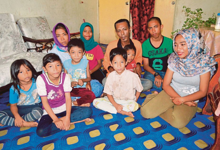 IBRAHIM (tengah) dan isteri, Siti Aminah  bersama lapan anak mereka  di Flat Ampang Jajar, Butterworth.