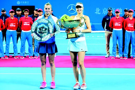  MARIA (kanan) bergambar bersama Petra selepas memenangi Terbuka China.