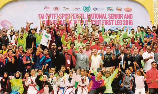MOHD Nazifuddin (tengah) bergambar bersama sebahagian peserta kejohanan.