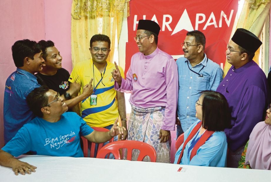 HALIMEY (tengah) bersama petugas media pada majlis sambutan hari raya Aidiladha di PPR Lembah Subang. 