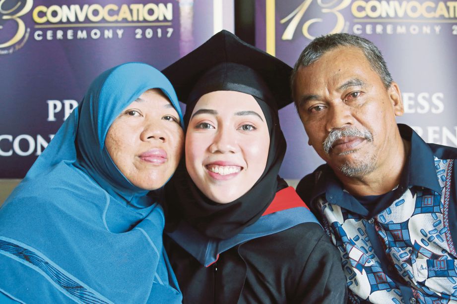 AINI Husna bersama ibu bapa pada Majlis Konvokesyen Kolej Universiti Geomatika (KUG) ke-13, di Kuala Lumpur, semalam. 