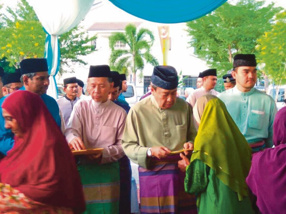  SULTAN Sharafuddin  menyampaikan sumbangan kepada penerima sempena majlis berbuka puasa di Masjid Padu Permai. 