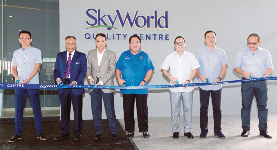 TENGKU Adnan  (tengah) bersama Ng (tiga dari kanan) memotong riben pada majlis pelancaran Pusat Kualiti SkyWorld, semalam.