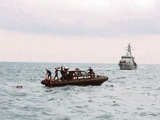Anggota pasukan SAR menemui mayat mangsa kapal korek Ocean Line yang terbalik.