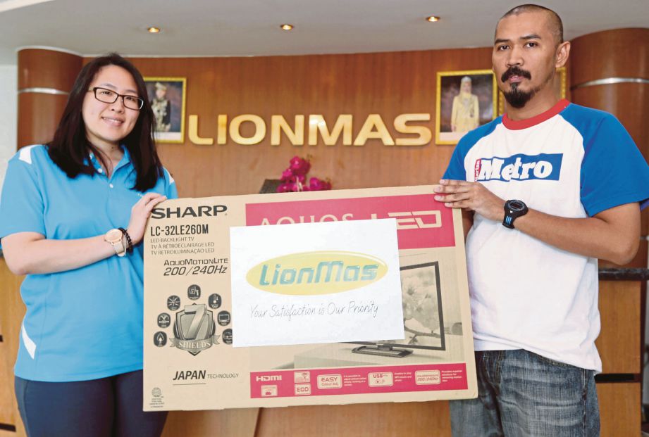 BELLA  (kiri) menyampaikan hadiah  tajaan syarikat kepada Ketua Biro Harian Metro, Rudy Fazrunisyam Samarudin sempena Kejohanan Bowling Best! Harian Metro di Johor Bahru.
