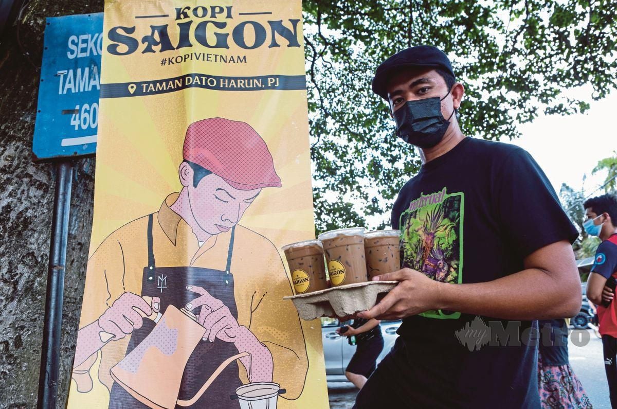 ASYRAF bersama produk Kopi Saigon yang menggunakan kopi asli dari Vietnam.