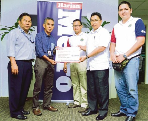 DARI kiri, Othman dan Abdul Ghafar menerima sumbangan  RM15,000 daripada Mohd Fizol  bagi Misi Bantuan Banjir Titipan Kasih Harian Metro.  