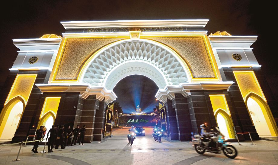Polis pengiring membuat raptai di hadapan Istana Negara  menjelang Istiadat Pertabalan Yang di-Pertuan Agong ke-15, Sultan Muhammad V, esok.