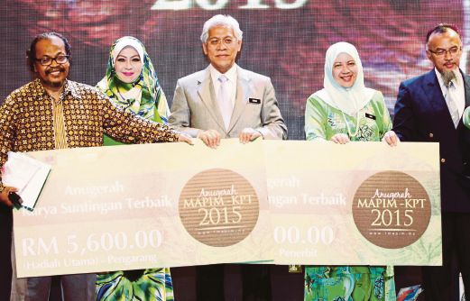  Idris   (tengah) menyampaikan Anugerah   MAPIM-KPT 2015 di Kementerian Pendidikan Tinggi, Putrajaya. 