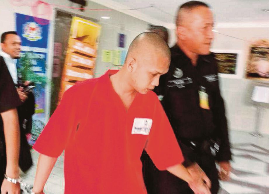AFHAM diiringi polis keluar dari Mahkamah Sesyen Kuala Terengganu, semalam.