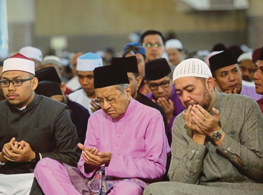 DR Mahathir   mengaminkan doa selepas menunaikan solat hari raya Aidiladha di Masjid Negara, Kuala Lumpur. 