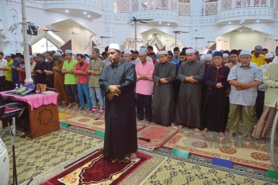 ORANG ramai  menunaikan solat Jumaat serta solat jenazah ghaib untuk Mohd Haziq di Masjid Bandar Diraja Klang.