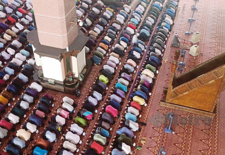  IMAM Masjid Putrajaya, Lukman Mohd Hosni mengimamkan solat Jumaat disertai solat jenazah ghaib dan solat hajat berikutan tragedi  di New Zealand. 