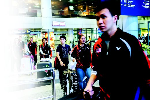 SKUAD badminton negara tiba dari India di Lapangan Terbang Antarabangsa Kuala Lumpur semalam.