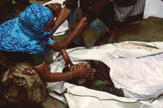 SEORANG wanita meratap sambil memegang mayat seorang mangsa selepas kejadian kemalangan feri di Paturia, 70 kilometer ke timur Dhaka, semalam.