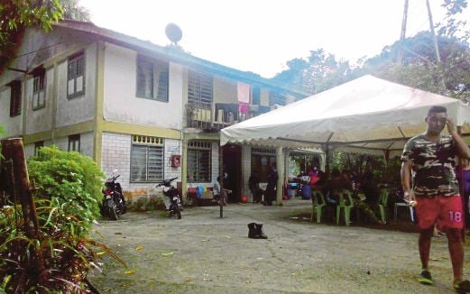 RUMAH  di atas bukit di Kampung Batu Kitang yang dijadikan pusat pemindahan banjir.