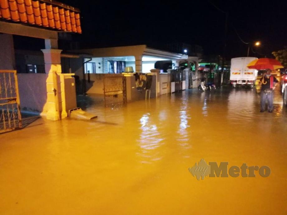 KEADAAN banjir yang melanda Taman Satelite, Bahau.