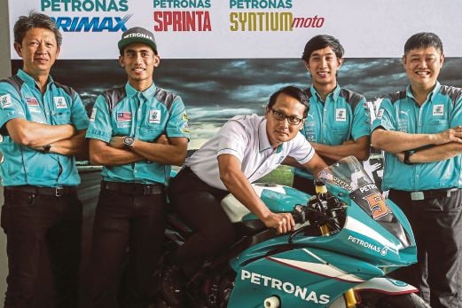 BARRY (kiri) bersama pasukan Petronas Raceline Malaysia.