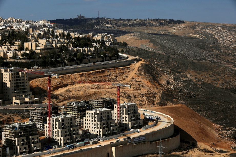 GAMBAR menunjukkan sebuah penempatan Yahudi yang dalam pembinaan di tanah Palestin Tebing Barat.  - Reuters 