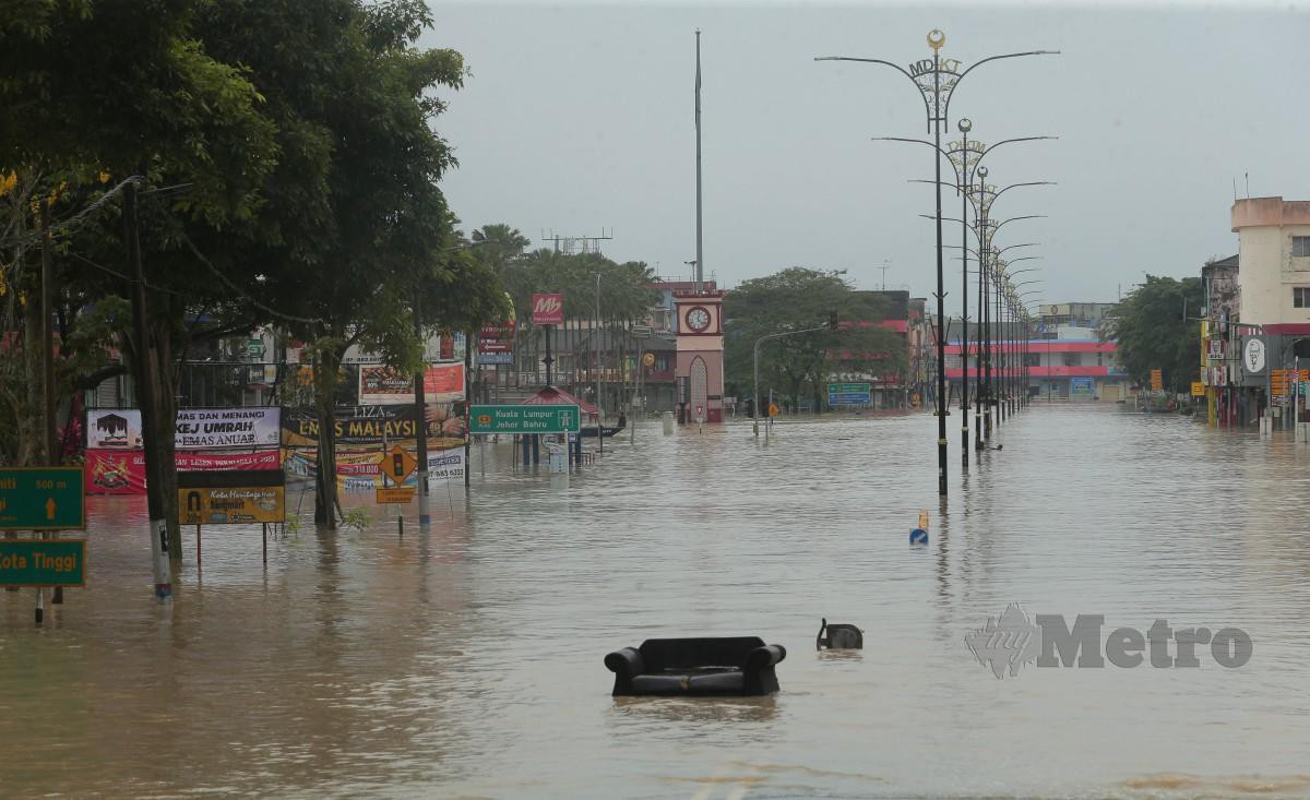 BANJIR di Kota Tinggi akibat hujan berterusan dan paras air sungai meningkat. FOTO Nur Aisyah Mazalan.
