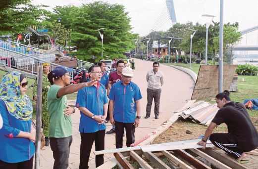   Presiden Perbadanan Putrajaya, Datuk Seri Hashim Ismail (tiga kiri) bersama Haslinda (kiri) mendengar penerangan kontraktor.