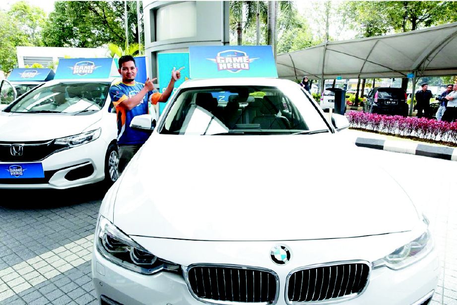 MUHAMAD Fakhrorazi bersama kereta mewah BMW Siri Ke-3 yang dimenanginya.