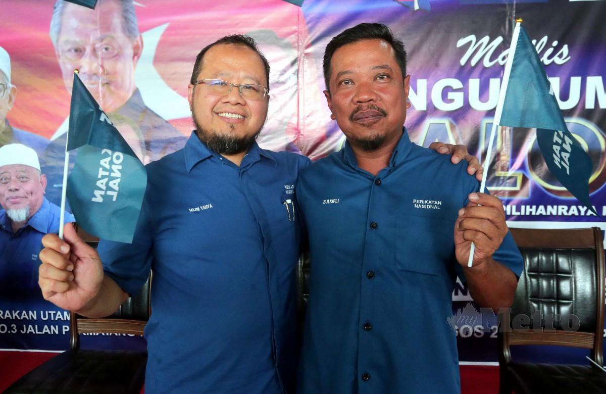 DR Mohd Mazri (kiri) diumum calon PN bagi DUN Simpang Jeram, manakala Zulkifli sebagai calon Parlimen Pulai. FOTO Nur Aisyah Mazalan.