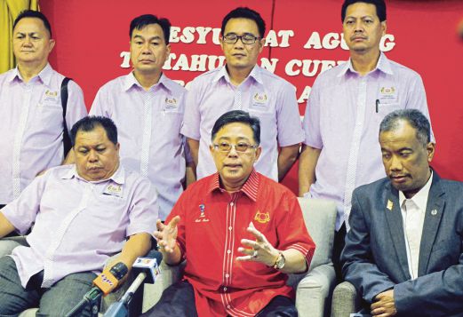 AZIH (duduk, tengah) pada sidang media selepas merasmikan Mesyuarat Agung Tritahunan CUEPACS Sarawak, semalam.