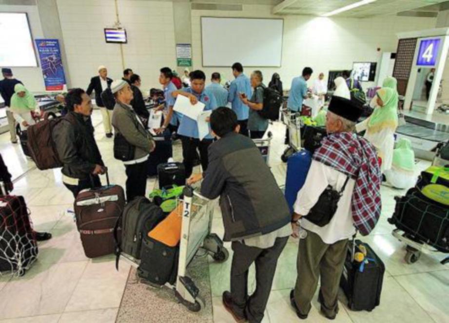 SEBAHAGIAN daripada 177 warga negara Indonesia yang ditahan di Lapangan Terbang Antarabangsa Manila, Jumaat lalu.  