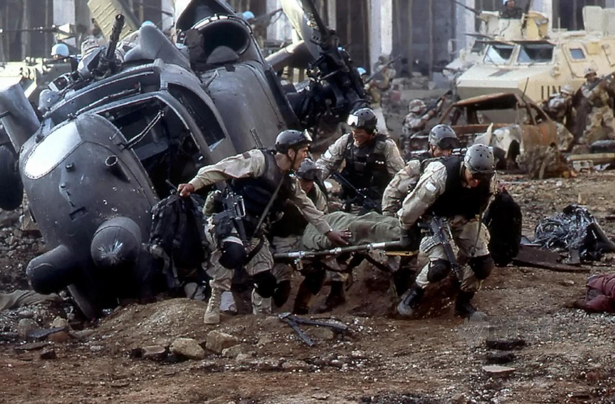 TANGKAP layar filem Hollywood berkisarkan misi Black Hawk Down di Mogadishu, Somalia.