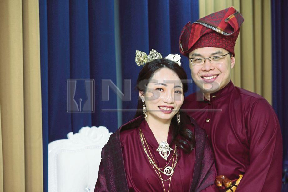  Aik Sern dan isteri  Nguyen Thuy Dzung.