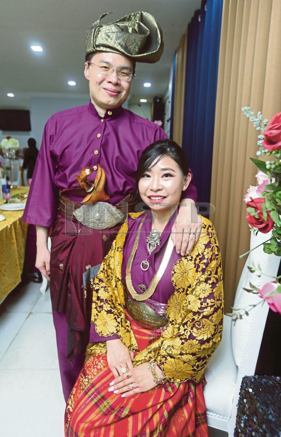 Aik Oui dan isteri Sylvia Choong Kah Yi. 