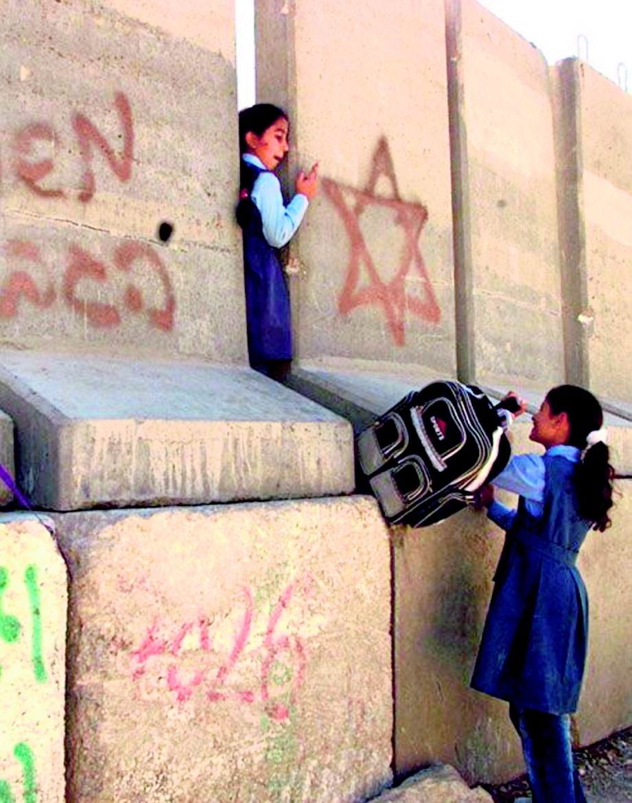 ANAK Palestin memanjat tembok untuk ke sekolah.
