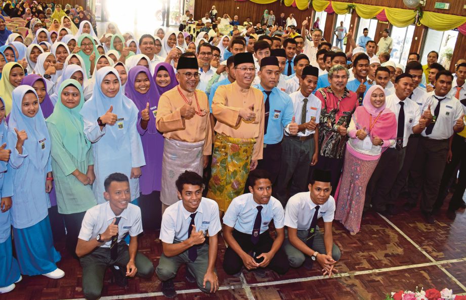 ISMAIL Sabri (tengah) bersama pelajar SMK Padang Saujana, Jerantut selepas melancarkan Tuisyen Rakyat@KKLW, semalam.