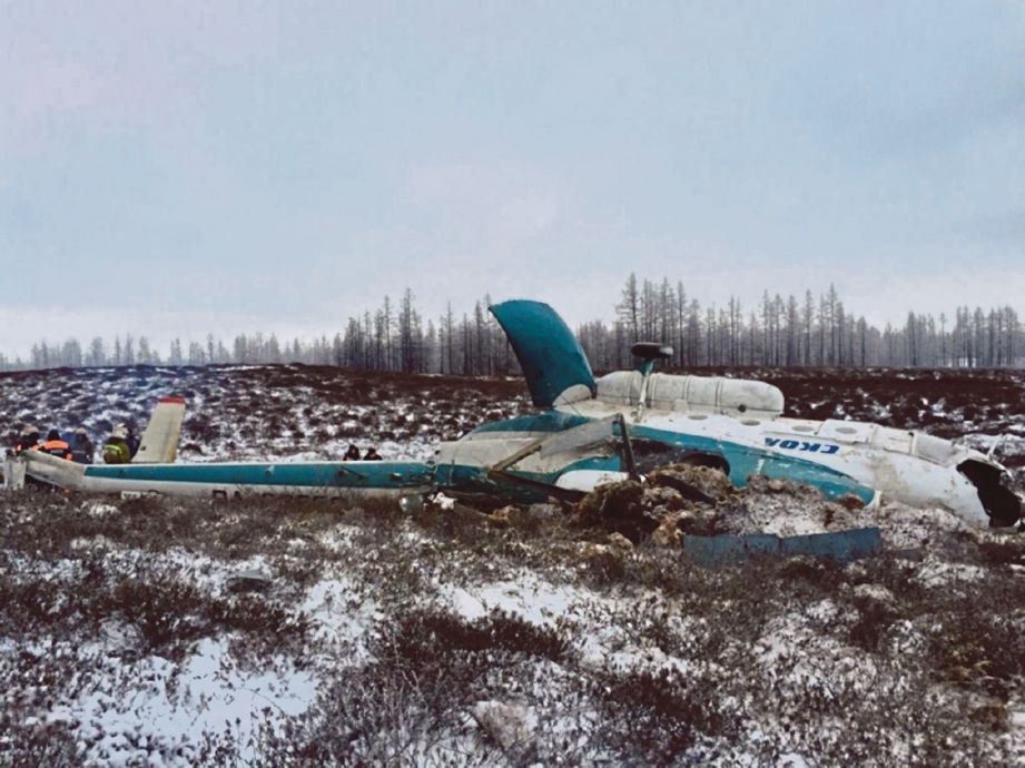 GAMBAR menunjukkan keadaan bangkai helikopter yang terhempas di satu kawasan terpencil di Siberia, Russia, kelmarin. - EPA 