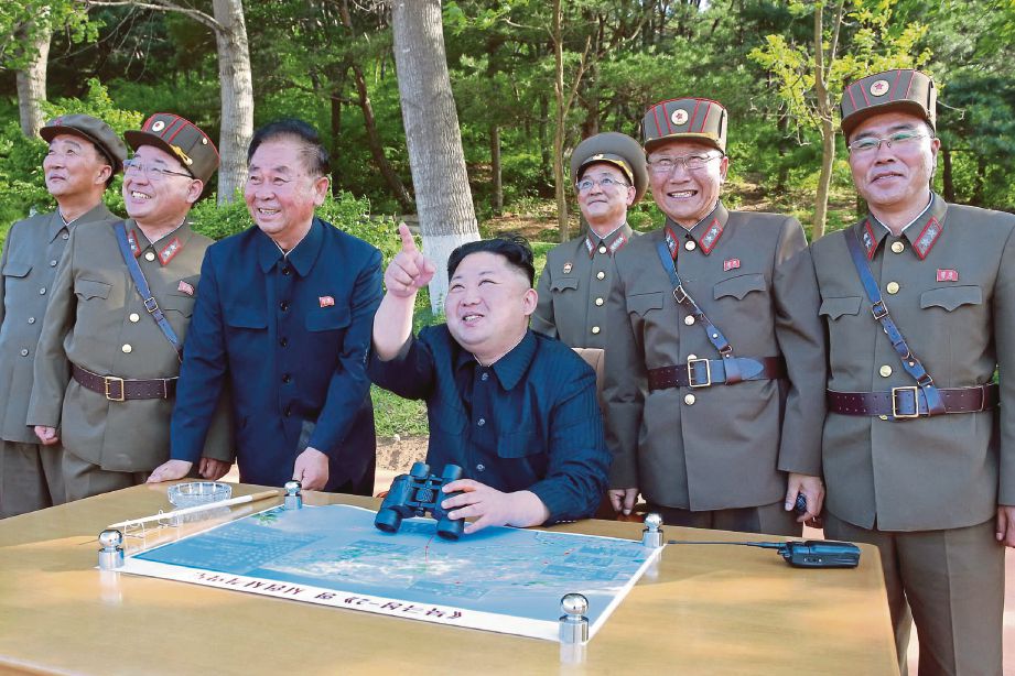 GAMBAR yang diedarkan agensi berita Korea Utara menunjukkan Kim Jong-Un menyelia ujian tembakan peluru berpandu Pukguksong-2 kelmarin.  
