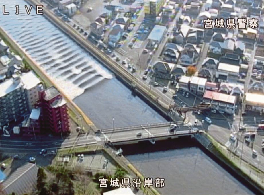 OMBAK kelihatan di Sungai Sunaoshi  selepas amaran tsunami dikeluarkan berikutan gempa bumi di Tagako di wilayah Miyagi, Jepun, semalam. - Reuters   