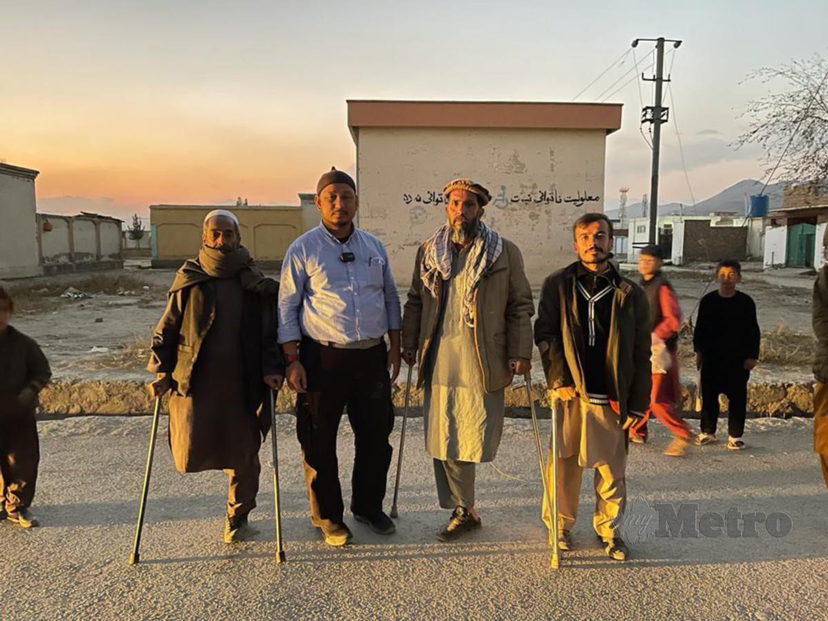 MOHD Johari bersama penduduk Kampung Zayyid Nahyan yang kehilangan kaki akibat perang berpanjangan di Afghanistan.