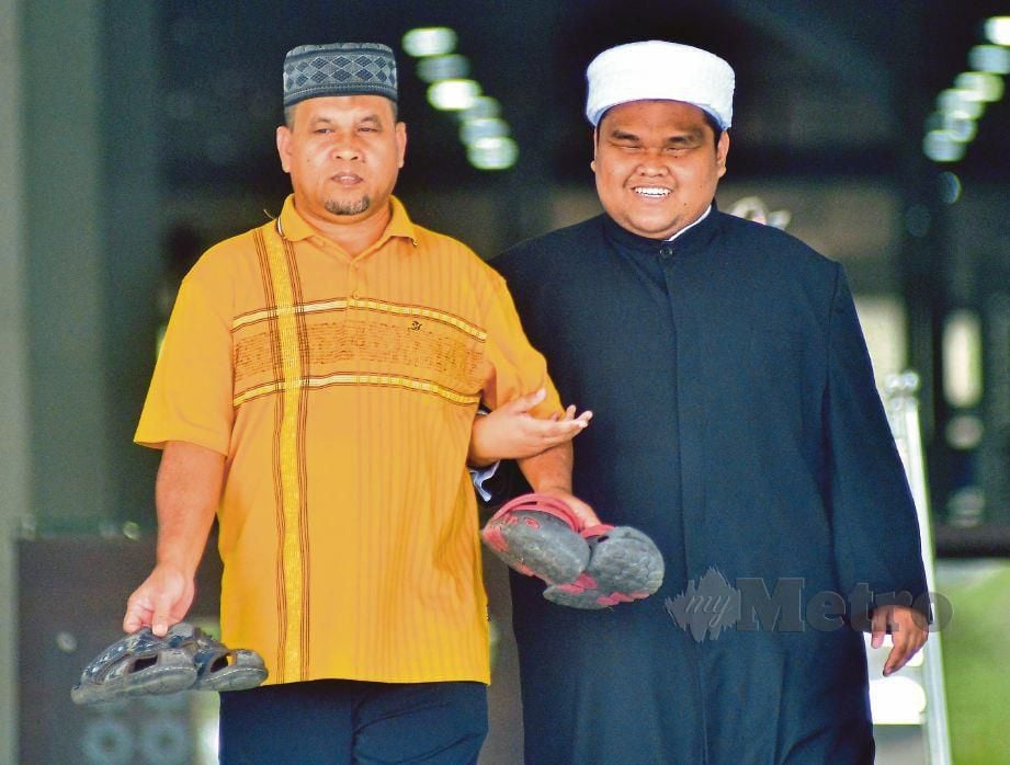 MOHAMMAD Syafiizwan  (kiri) ditemani  bapa, Mohd Suhaini  di Masjid Sultan Salahuddin Abdul Aziz Shah. FOTO Faiz Anuar