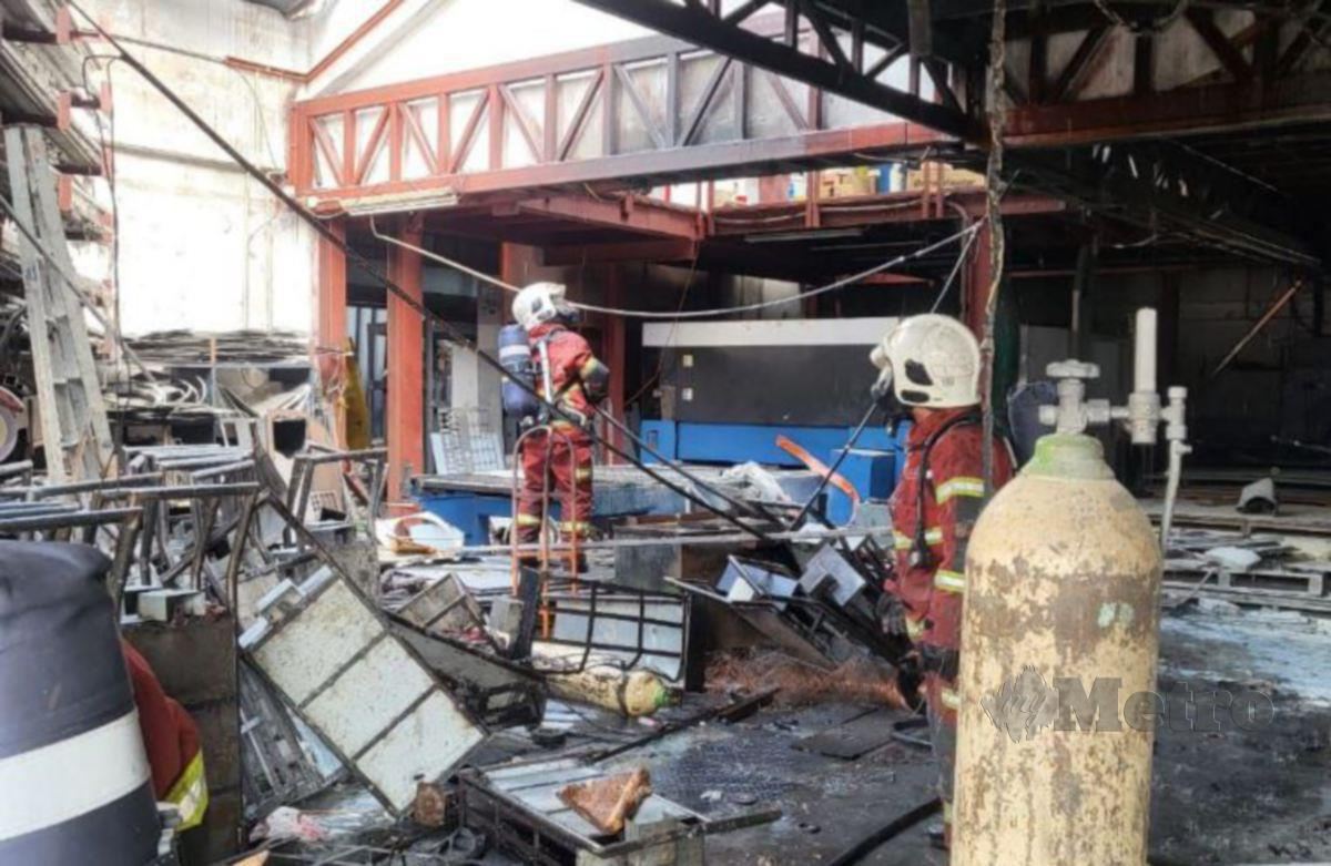 ANGGOTA bomba melakukan kerja ventilasi selepas letupan gas ‘acetylene’ di sebuah premis di Taman Perindustrian Puchong Utama, Puchong, hari ini. FOTO Ihsan JBPM.