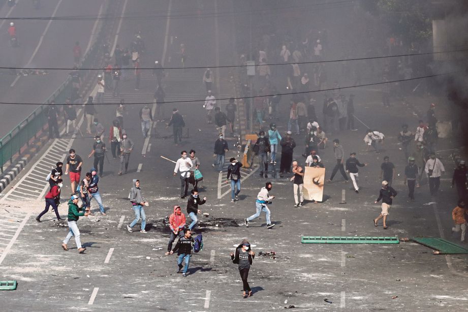 KUMPULAN penunjuk perasaan yang bertempur dengan polis di Jakarta. FOTO EPA
