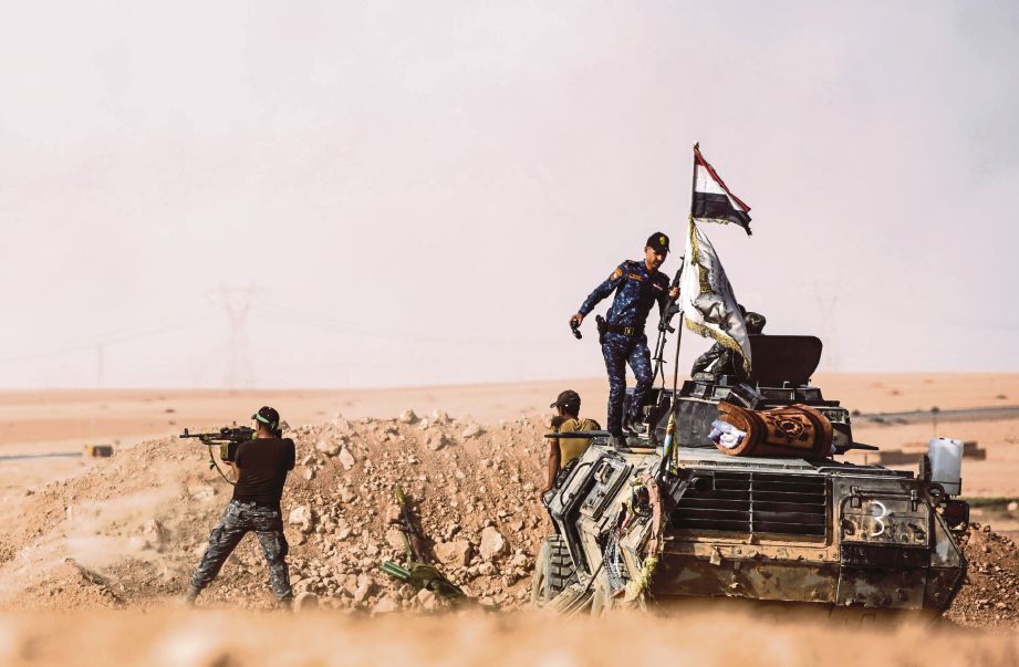 PEJUANG Kurdis bertahan di satu kedudukan di barisan hadapan berhampiran kampung Tall al-Tibah, dekat Mosul, kelmarin. - AFP