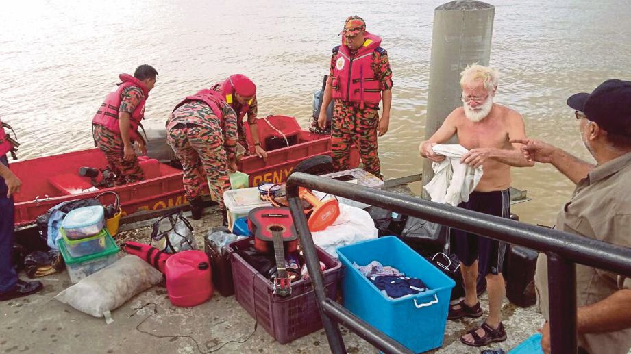 JONATHAN diselamatkan selepas botnya nyaris karam di Sungai Limbang.
