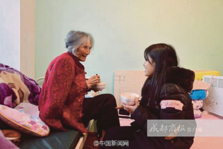 LIU bersama neneknya di bilik yang disewanya di Chengdu, tempat dia belajar.  - Agensi