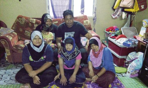  Rohisham bersama isteri, anak dan tiga saudara iparnya yang OKU di kediaman mereka. 