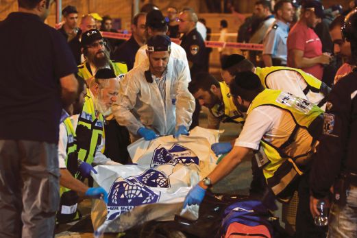PASUKAN perubatan Israel cuba membantu lelaki Yahudi yang ditembak polis rejim itu selepas menyangka dia lelaki Palestin.  